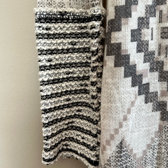 Women’s Maurice’s large Aztec print cardigan - Picture 2 of 6